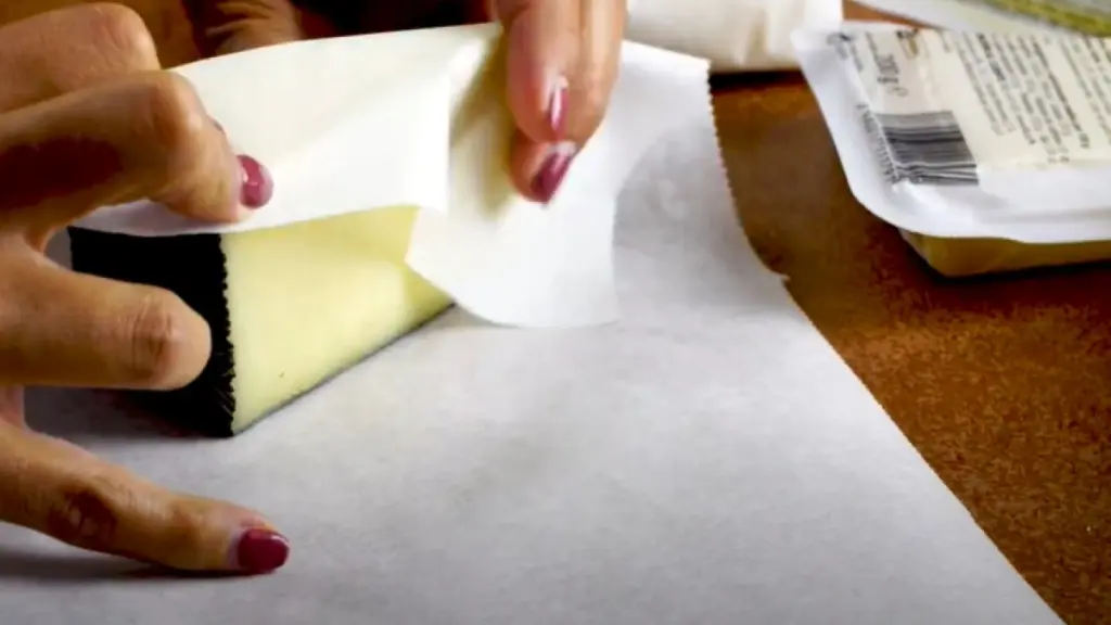 Adiós al film: el método definitivo con papel de horno para conservar el queso