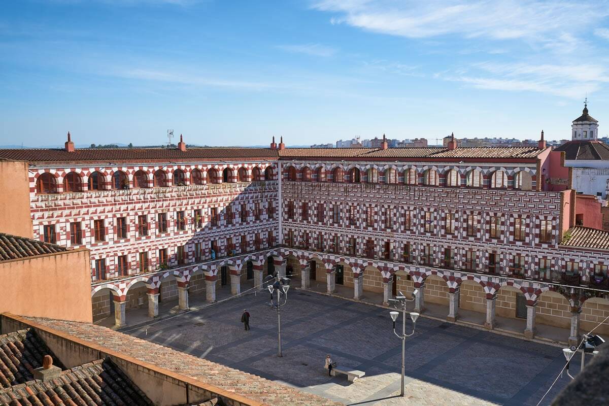 Foto: La desconocida plaza mayor que es una de las más bonitas de España. (Turismo de Badajoz)