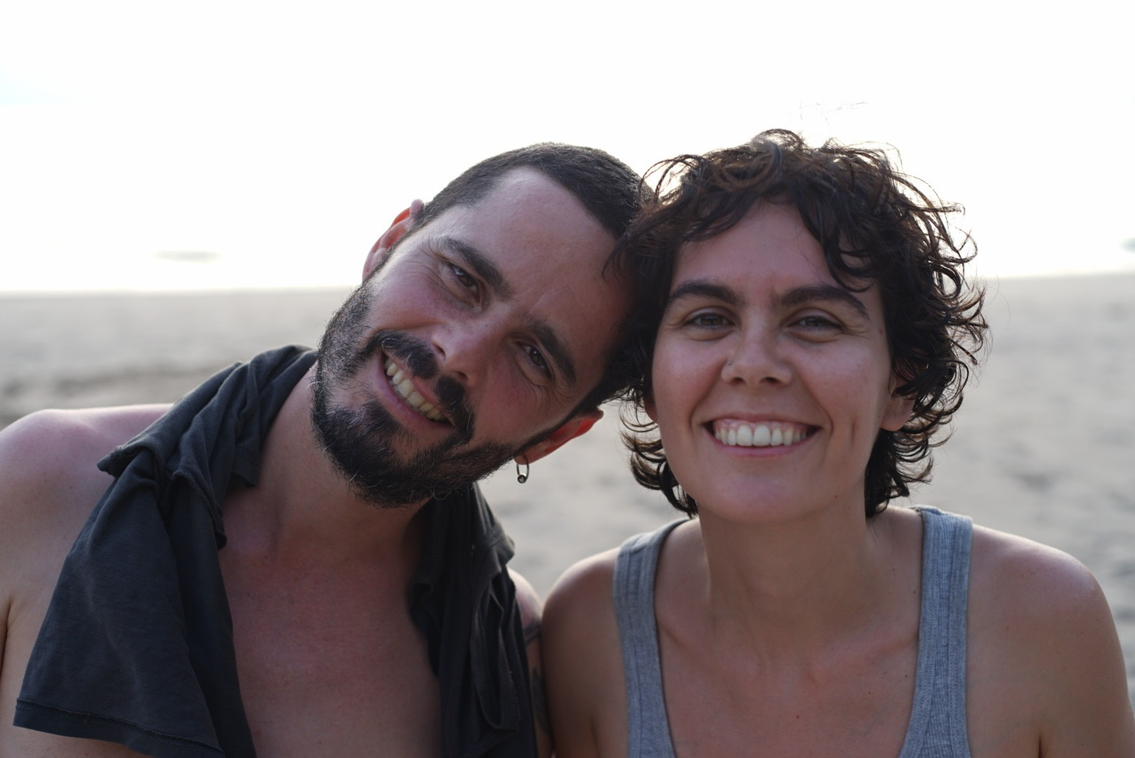 Adrián Palomino junto a su hermana en una fotografía facilitada por la familia.