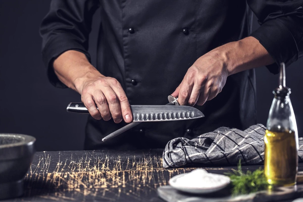 Afila tus cuchillos ciegos en 1 minuto con papel de aluminio: el truco de cocina que te sorprenderá. - image 1
