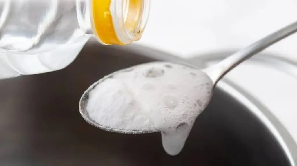 Agua oxigenada y bicarbonato: el dúo casero que dejará tu hogar impecable y desinfectado