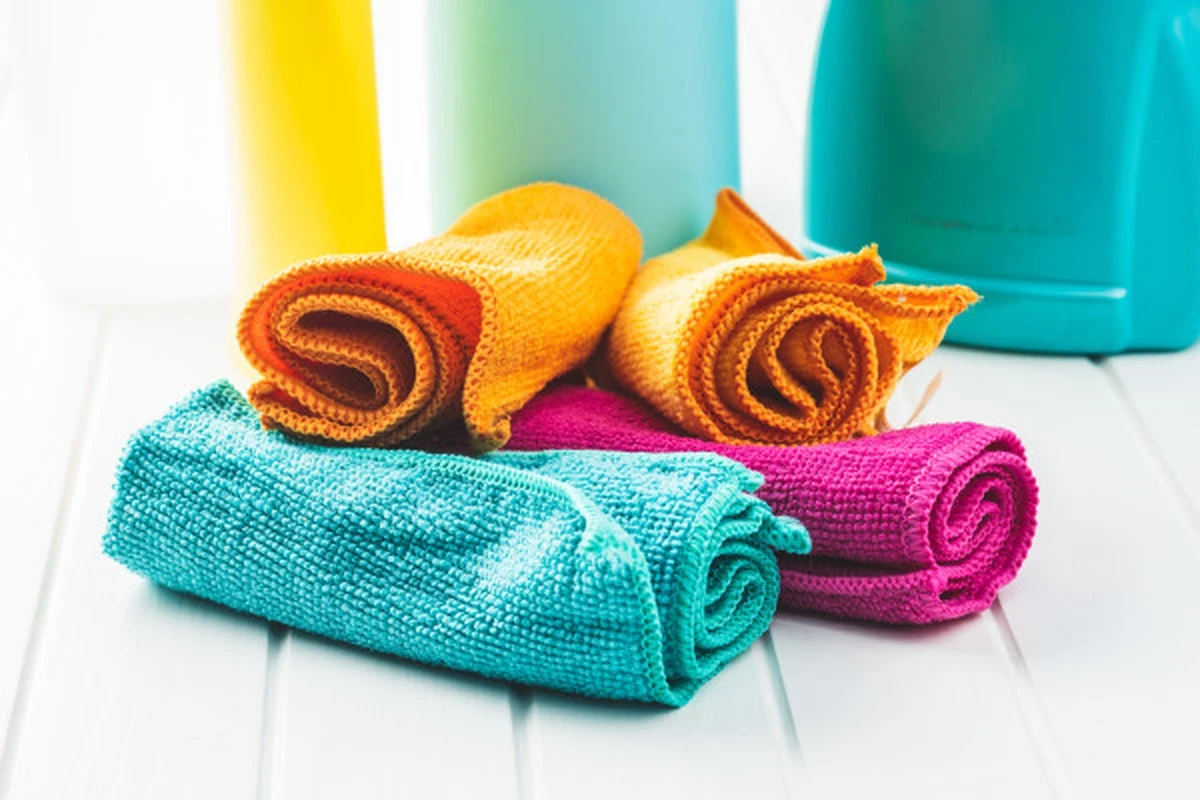 Algodón y guantes de cocina: el truco nocturno para una limpieza asombrosa - image 1