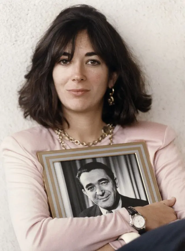 Ghislaine Maxwell, hija menor del empresario de medios de comunicación, sostiene una fotografía enmarcada de su difunto padre.