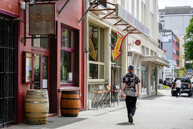 Hombre caminando en Wellington