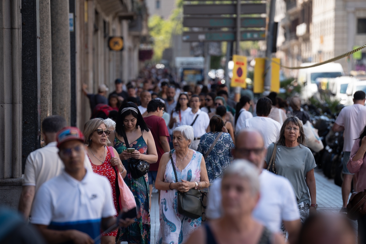 Decenas de personas caminan por