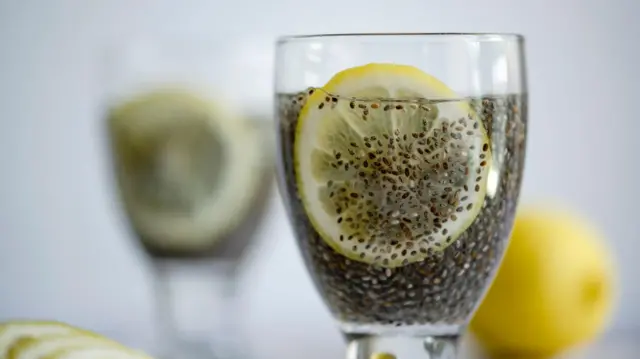 Un vaso con agua de semillas de chía y una rebanada de limón