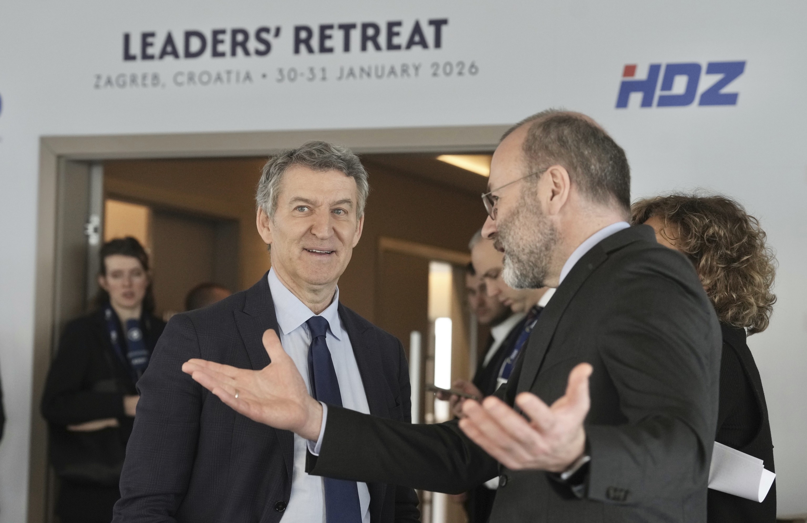 El presidente del PP, Alberto Núñez Feijóo, con el líder del PPE, Mafred Weber.