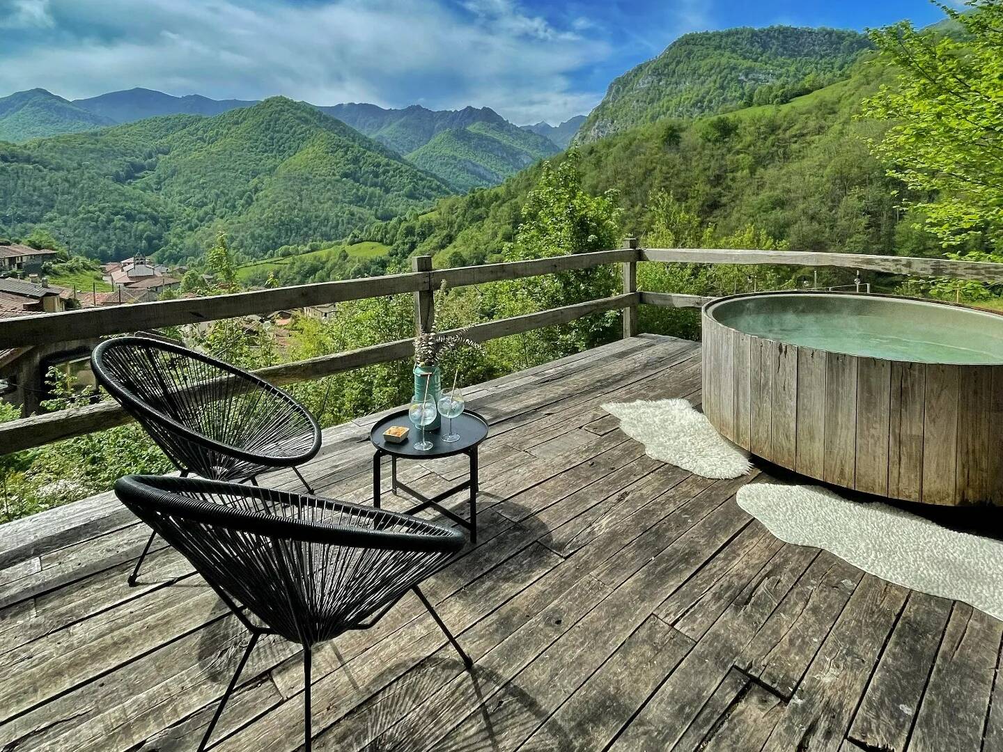 Foto: Jacuzzi exterior de madera, integrado en una terraza panorámica que se asoma al corazón verde del Parque Natural de Redes. (Extraída de Facebook)