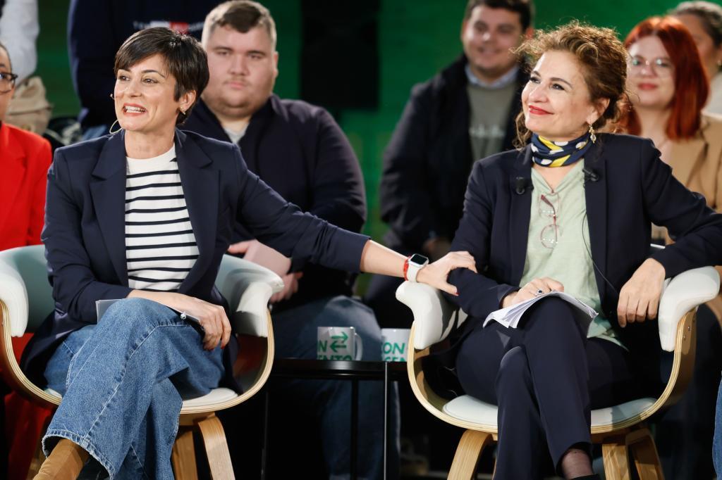 Isabel Rodríguez y María Jesús Montero, ayer, en Dos Hermanas (Sevilla).