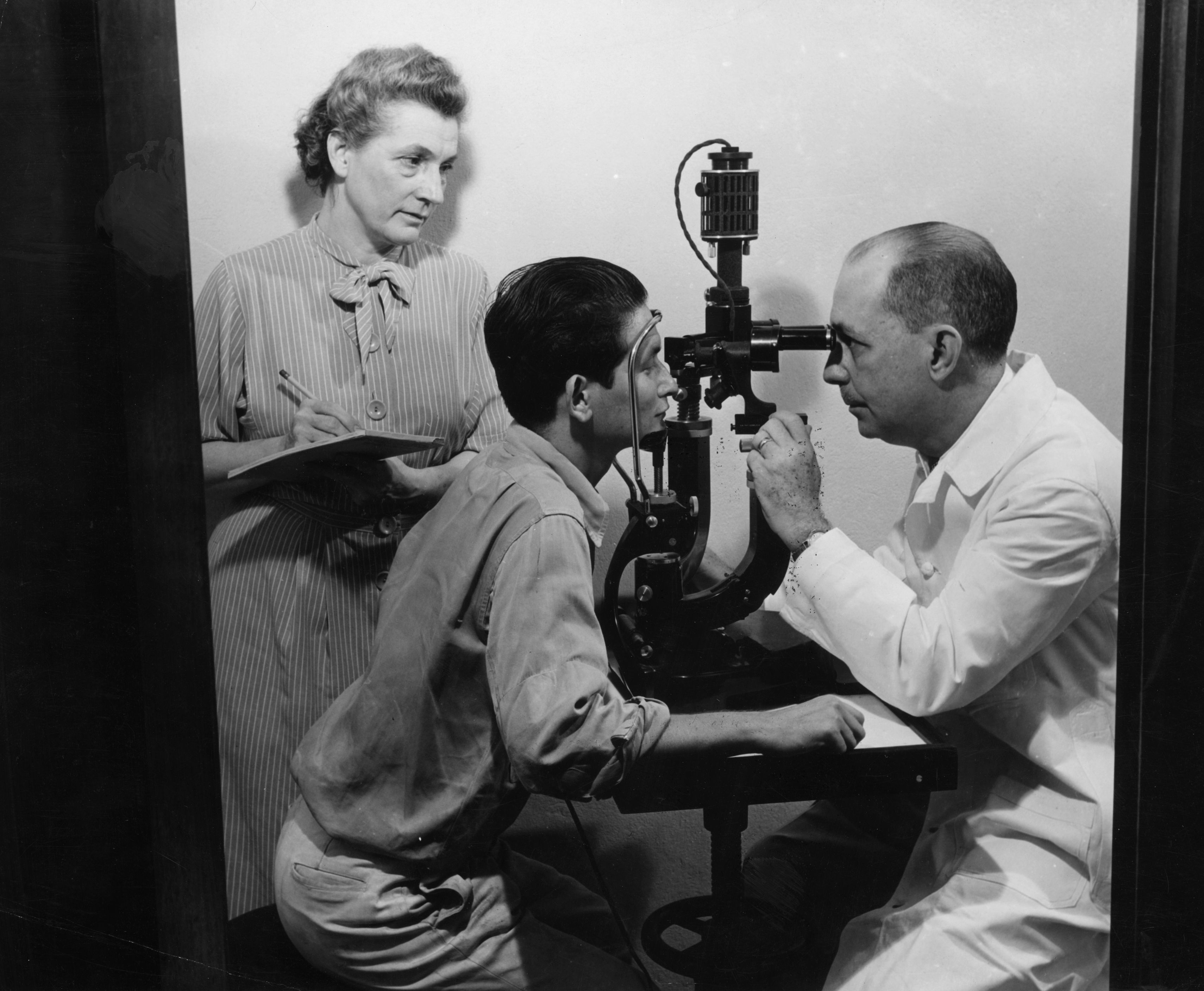 Foto: Foto de archivo de una revisión ocular en 1950. (Getty Images/Three Lions)