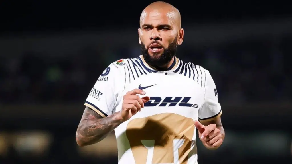 Dani Alves, durante un partido con Pumas.