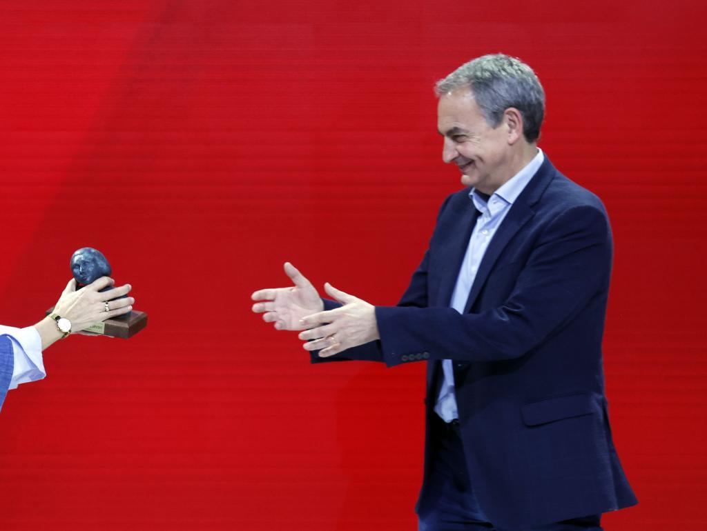 José Luis Rodríguez Zapatero, recibiendo el premio Rosa Manzano en el 41 Congreso Federal del PSOE, celebrado en noviembre de 2024 en Sevilla.