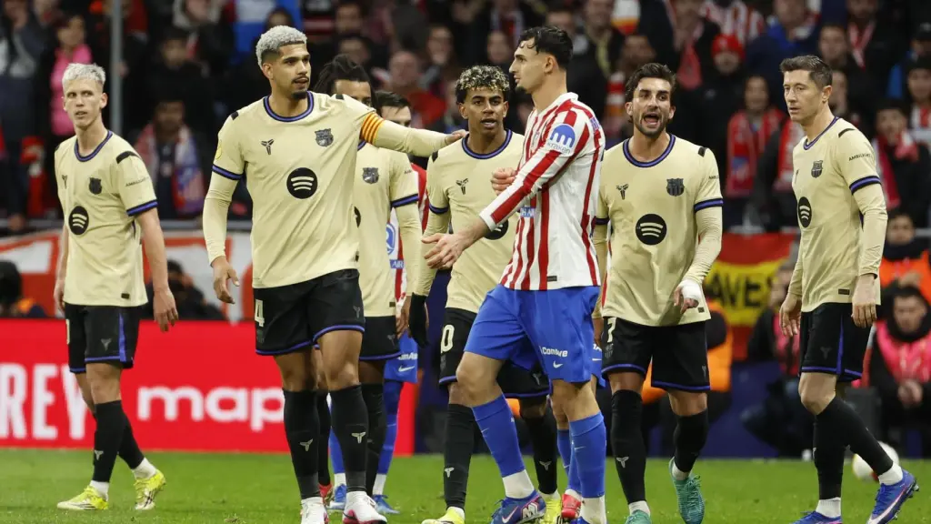 Los jugadores del Barça, durante el partido ante el Atlético de Madrid.