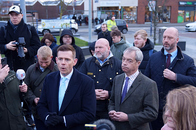 Matt Goodwin de Reform UK (centro) hace campaña con el líder del partido Nigel Farage.