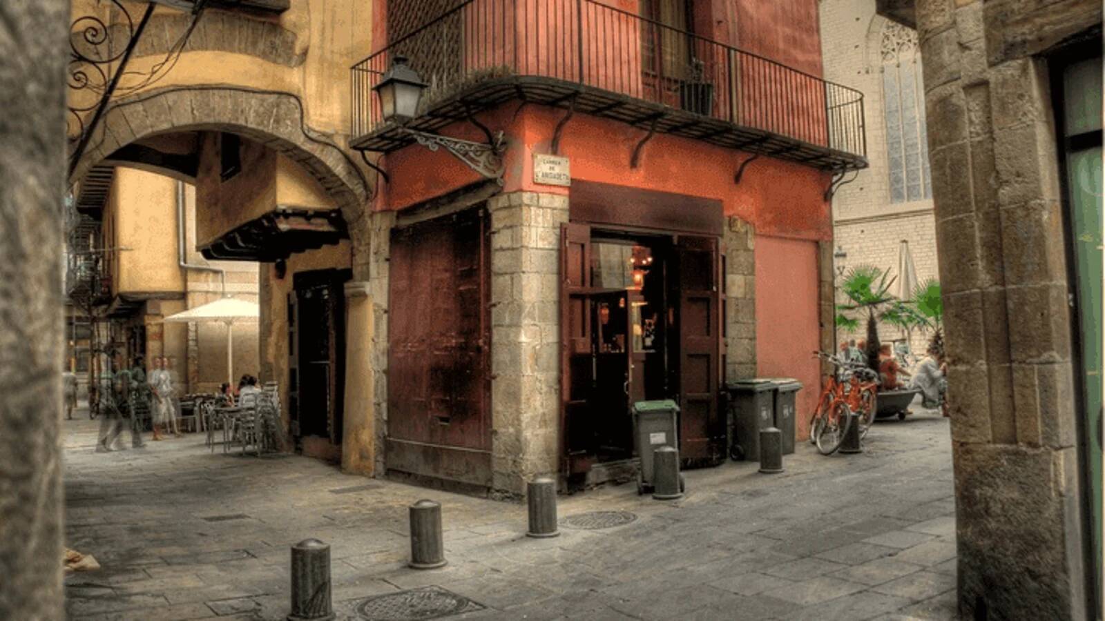 Foto: Imagen de la calle más corta de España, un estrecho pasadizo urbano cuyo origen se vincula a una antigua taberna medieval. (Itinera Plus)