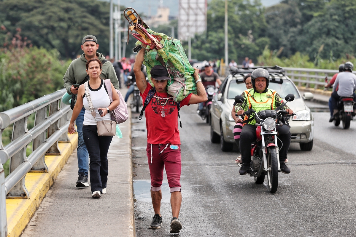 Peatones cruzan la frontera de