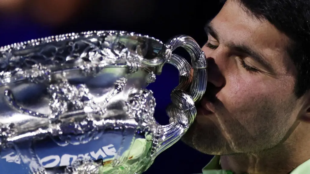 Alcaraz besa el trofeo en Melbourne.