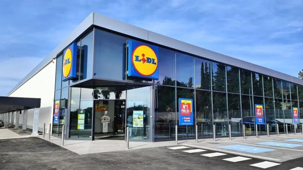 Baño ordenado con Lidl: armario lateral Palermo de roble y melamina por 60€