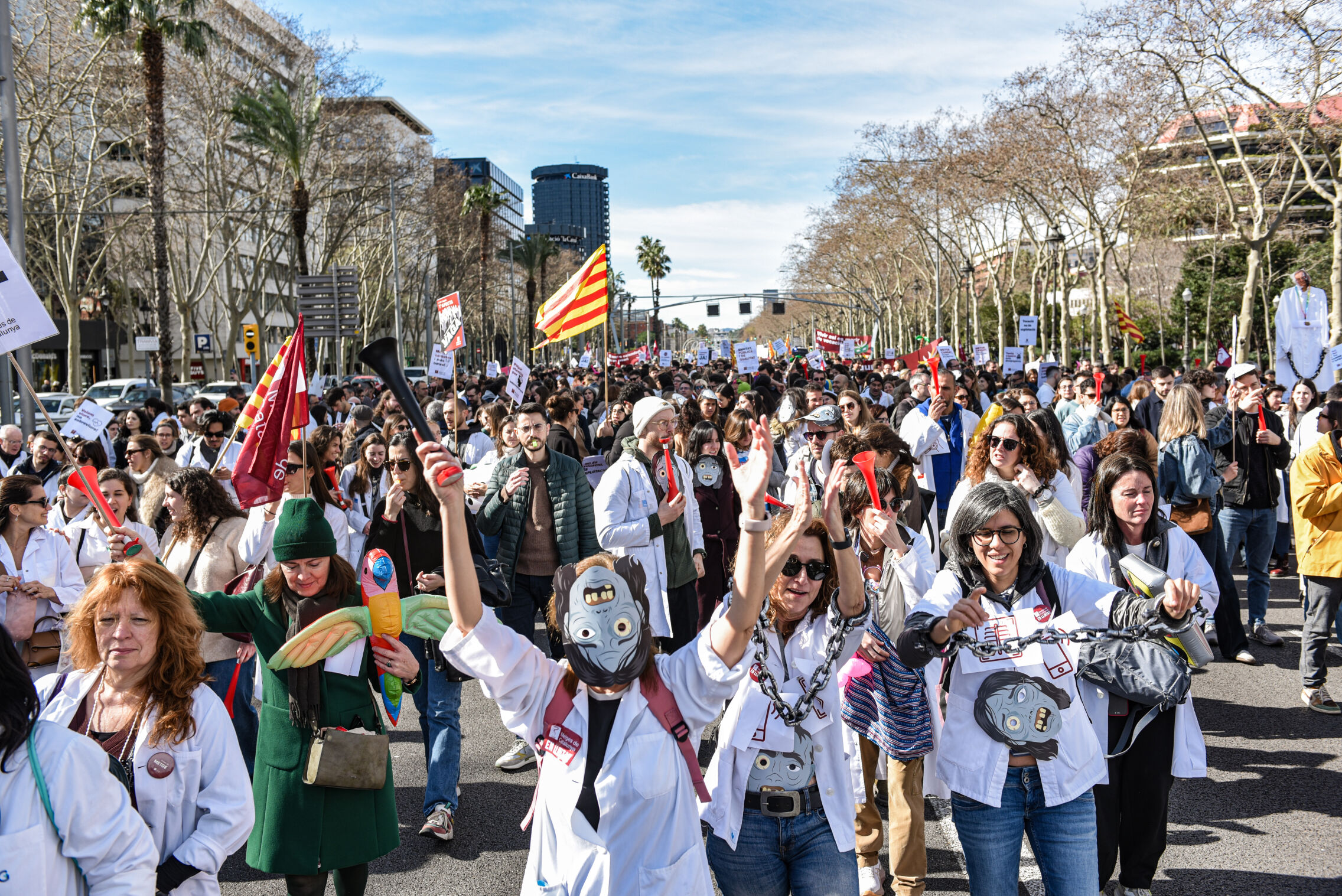 Foto: Metges de Catalunya organiza una gran rúa de carnaval con motivo de la huelga general. (Alberto Paredes / Europa Press)