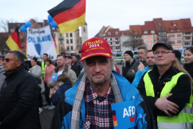 Un manifestantes del derechista AfD alemán con una gorra que dice: Trump 2024.