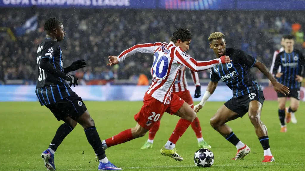 Giuliano Simeone se lleva el balón en el partido ante el Brujas.