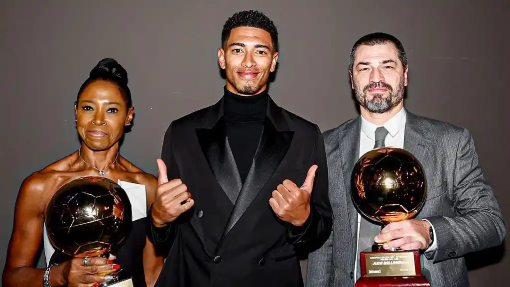 Bellingham, junto a su madre, Denise, y su padre, Mark, tras ganar el Golden Boy