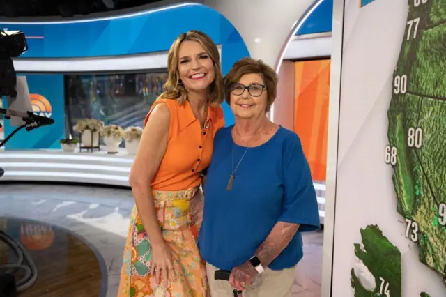 Savannah Guthrie con un traje florido junto a su madre Nancy que viste un top azul.