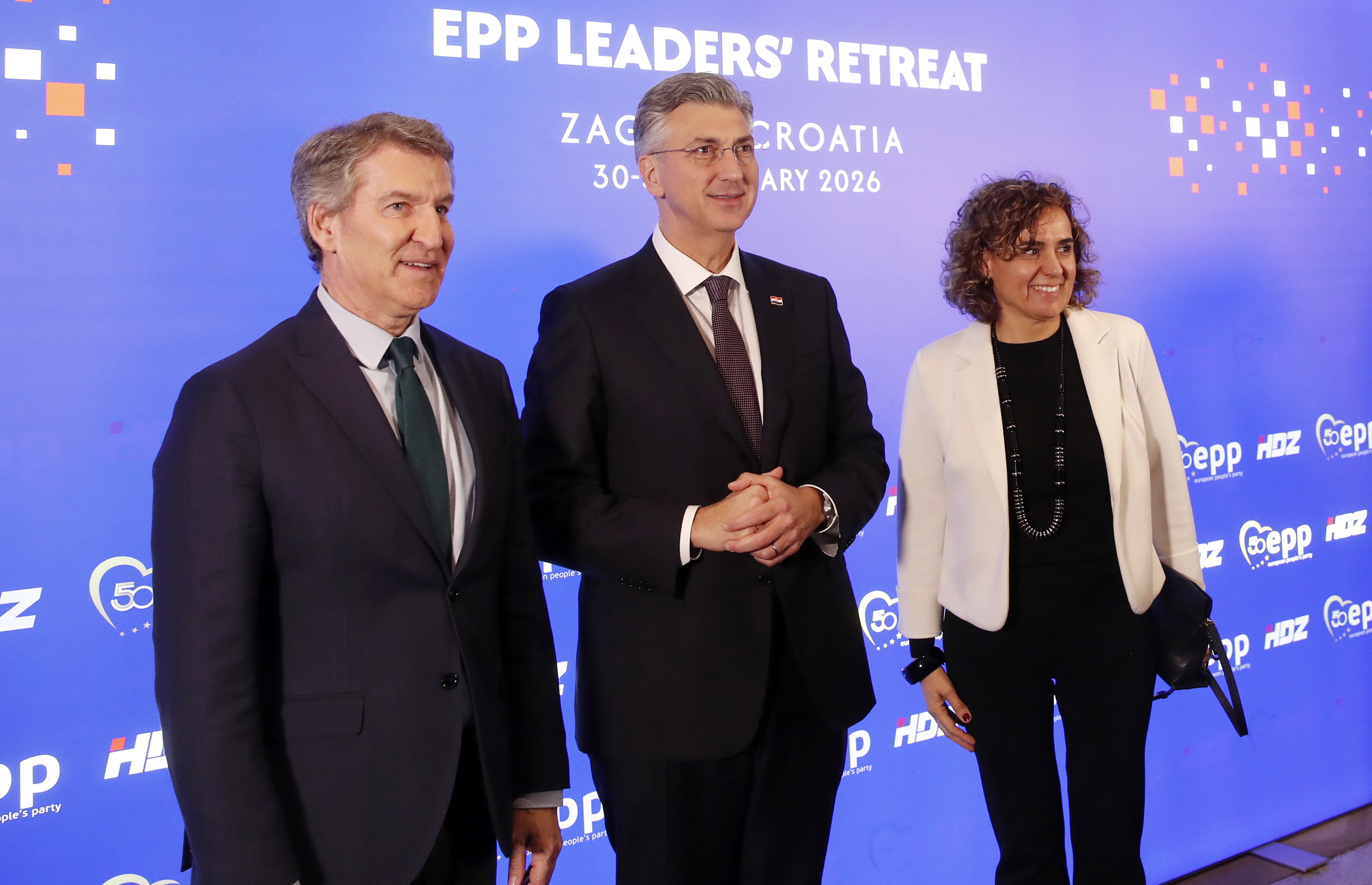 El líder del PP, Alberto Núñez Feijoo, el primer ministro de Croacia, Andrej Plenkovic, y la secretaria general del PPE, Dolors Montserrat..