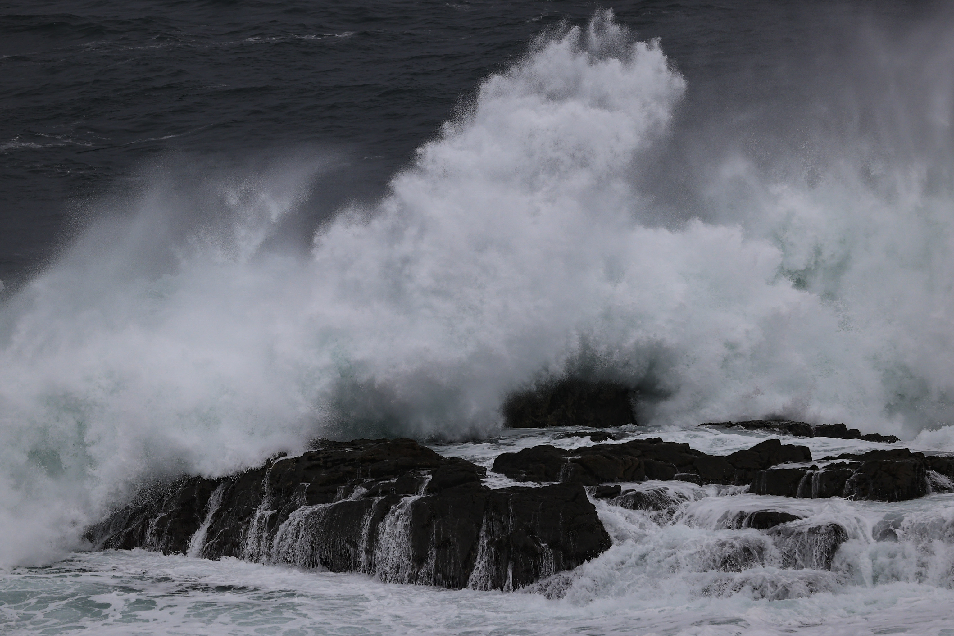 Las olas rompen contra la costa de A Coruña durante el temporal de viento que azota Galicia.