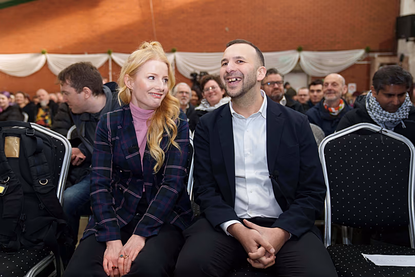 Líder del Partido Verde Zack Polanski, a la derecha, junto a la candidata por Gorton y Denton, Hannah Spencer