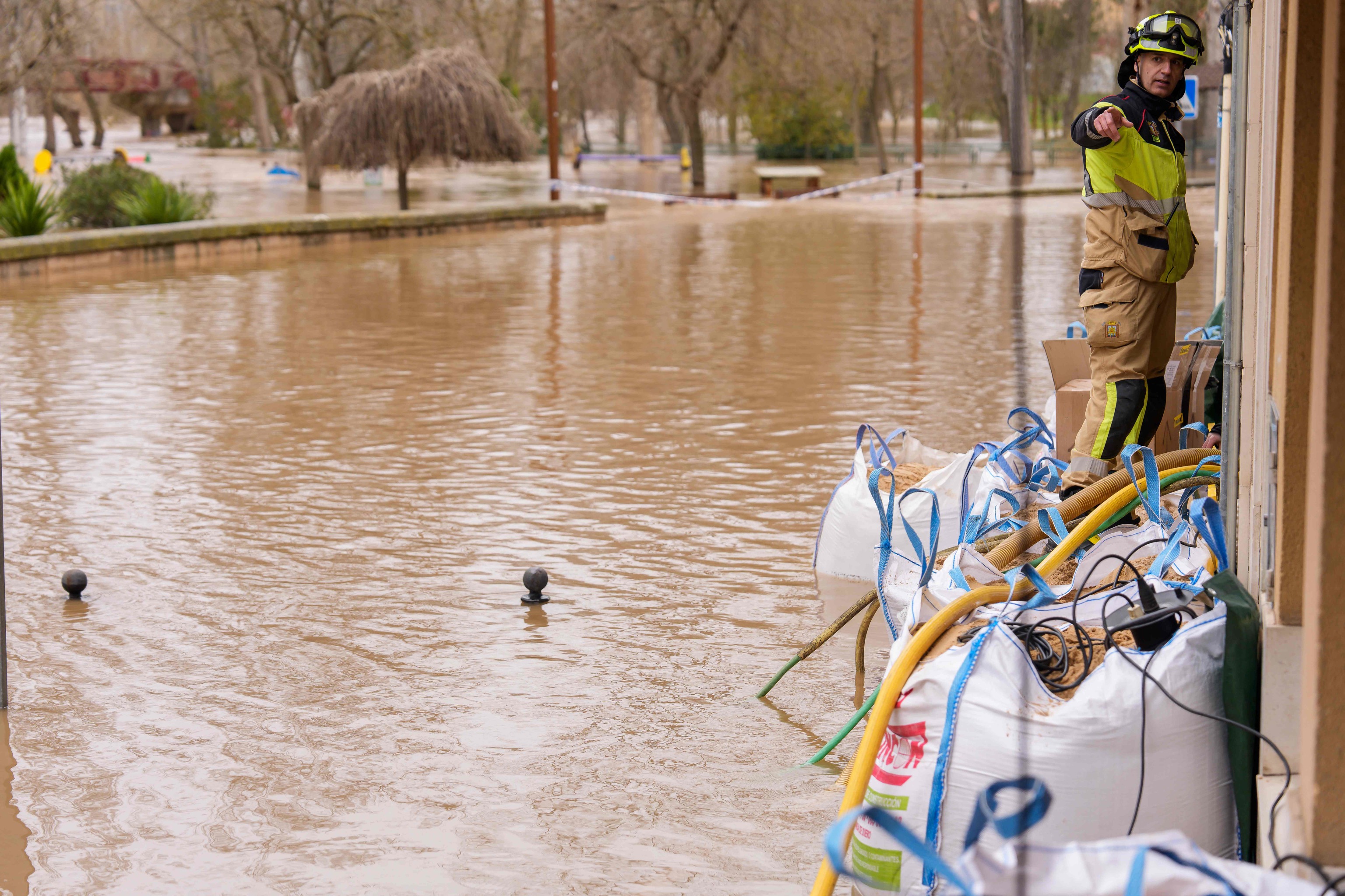 Los bomberos después de que el río Duero se desbordara en Aranda de Duero.