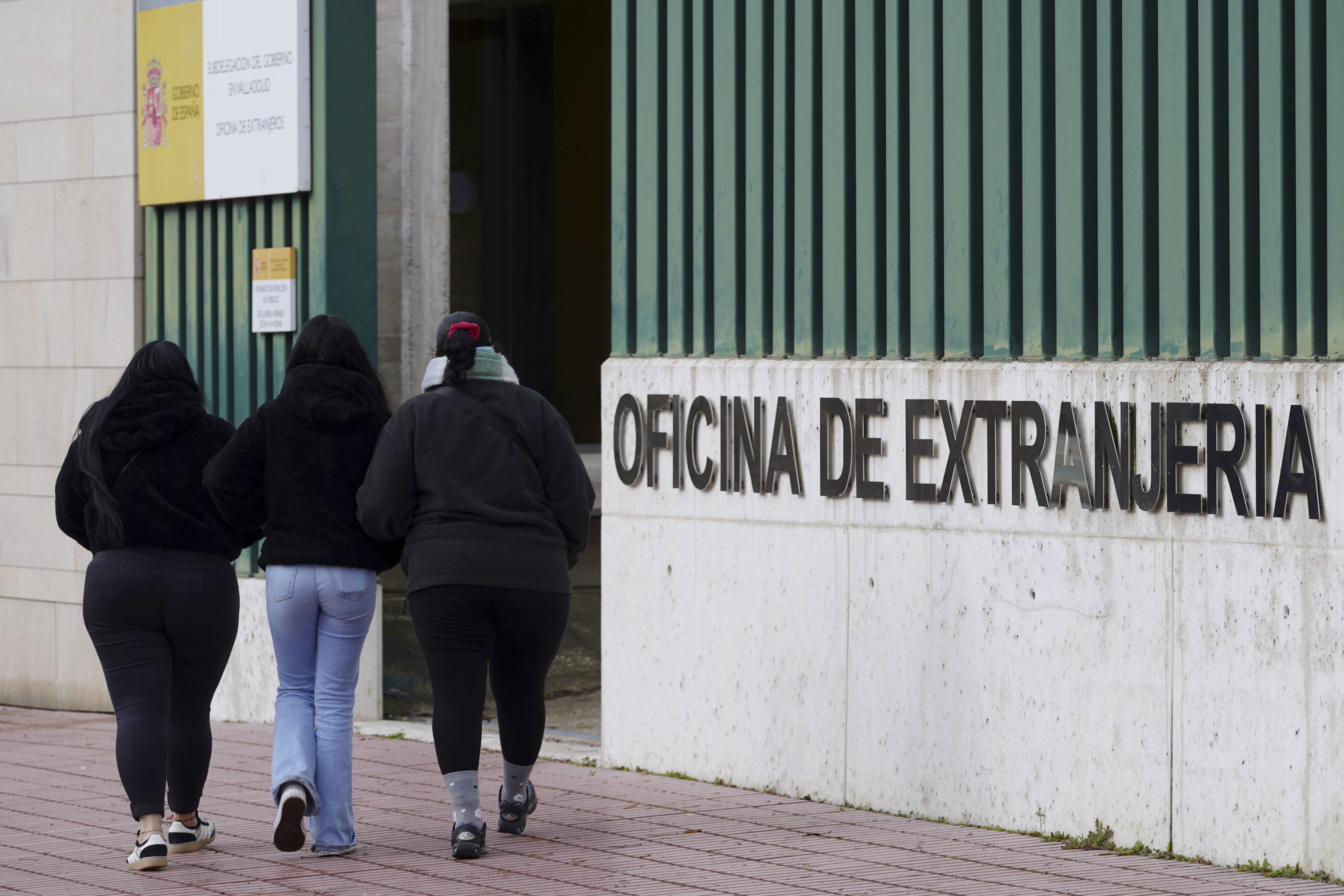 Tres mujeres acuden a una oficina de Extranjería.