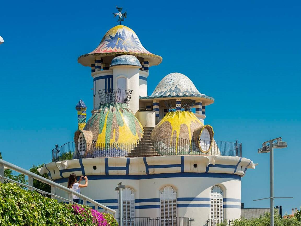 Foto: Su autor fue discípulo de Gaudí, y la vivienda fue concebida como residencia de veraneo para una familia acomodada. (Extraída de Facebook)