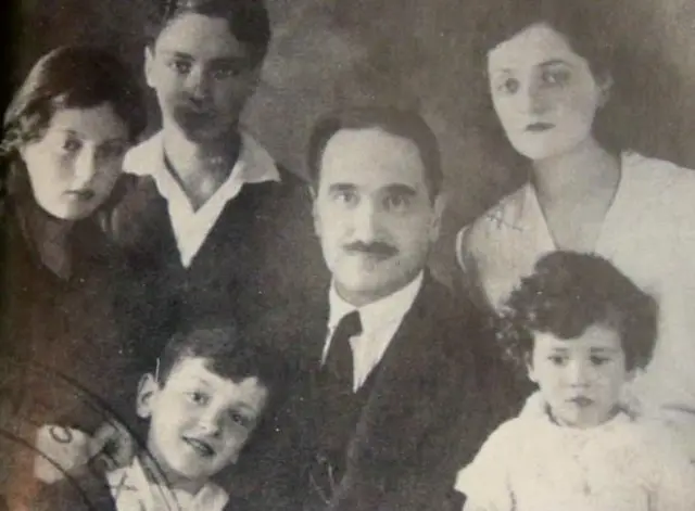 Camilo Torres es el de la derecha, abajo. La foto es de los años 30. Arriba su madre, junto a ella, su padre. Abajo, a la izquierda, su hermano Fernando. Arriba, a la izquierda, los hijos de un anterior matrimonio de Isabel Restrepo.