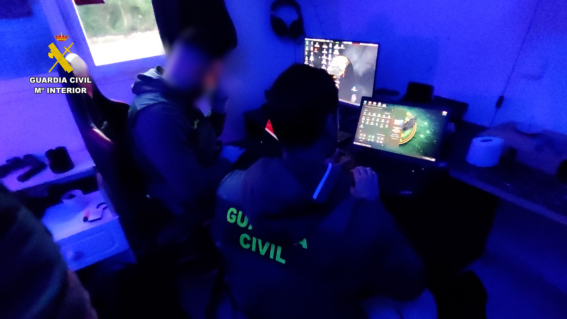 Agentes de la Guardia Civil durante la operación