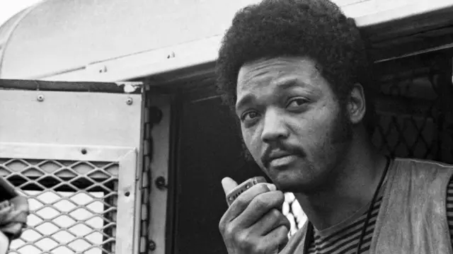 Una foto en blanco y negro de Jesee Jackson joven.
