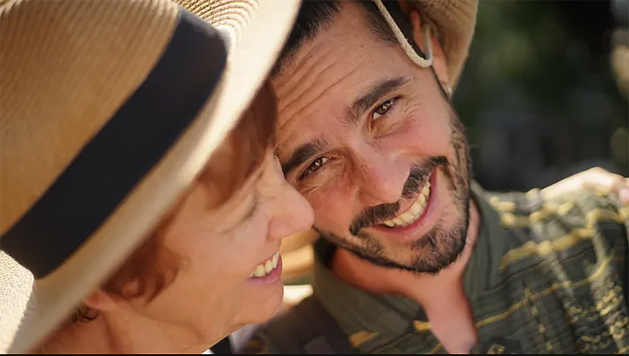 Adrián Palomino junto a su madre Conchi en una fotografía facilitada por la familia.