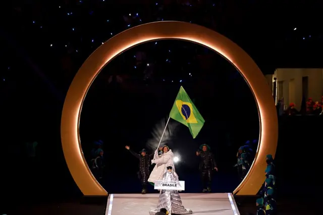 Lucas Pinheiro Braathen, abanderado del equipo brasileño en los Juegos Olímpicos de Invierno de Milán-Cortina 2026, ingresa al estadio con el equipo durante la ceremonia de apertura en el Estadio San Siro el 6 de febrero de 2026, en Milán, Italia.