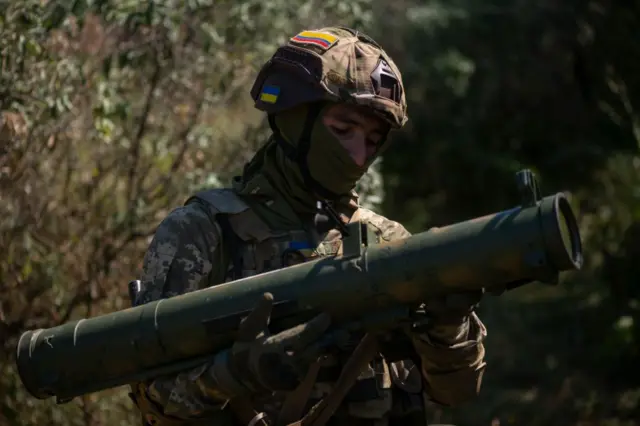 Un soldado colombiano manejando un lanzamisiles