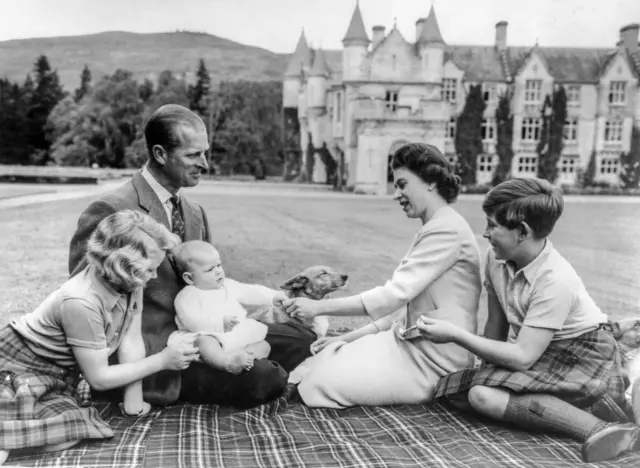 La reina Isabel II, el príncipe Felipe, la princesa Ana y los príncipes Carlos y Andrés.
