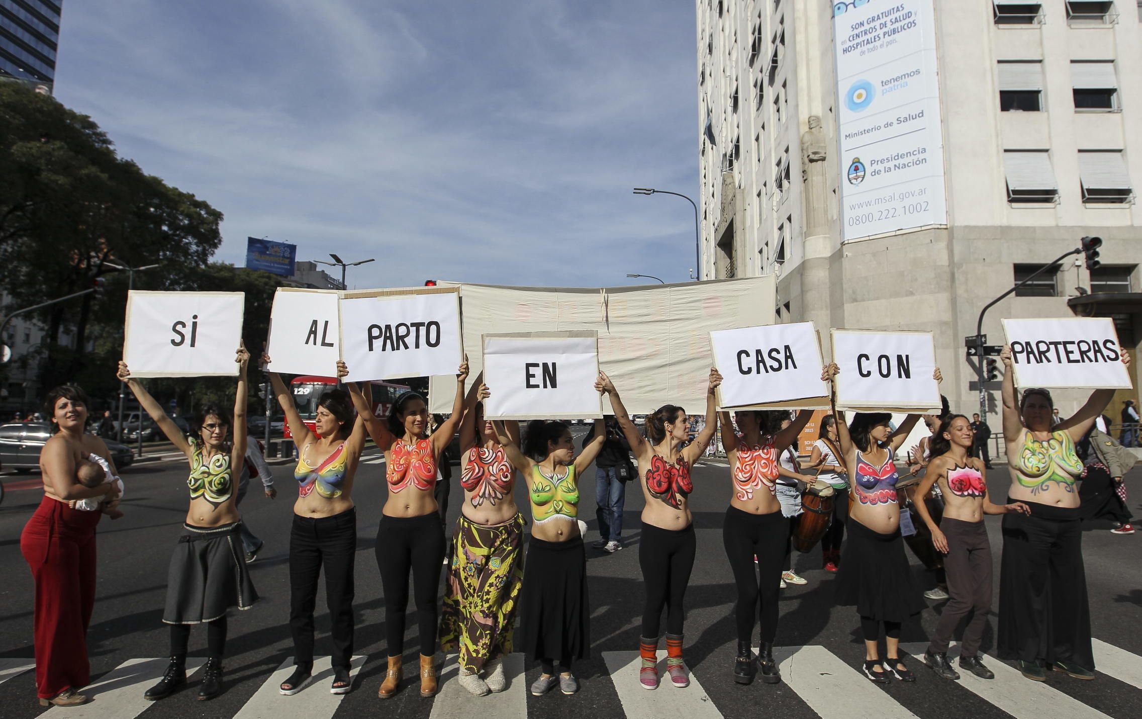 Manifestación en Argentina en 2015 sobre el derecho a decidir sobre los partos. (EFE/David Fernández)