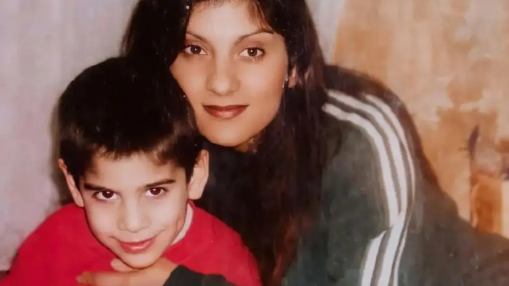 Inga, de joven, junto a su hijo Ilia Topuria