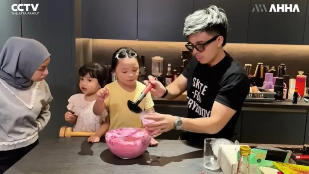 Cocina "Total Black": el secreto de Aurel Hermansyah y Atta Halilintar para 2026