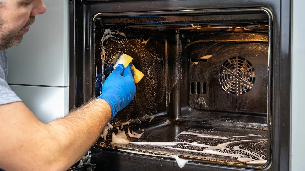 Cómo dejar tu horno como nuevo con un simple truco de bicarbonato - image 1