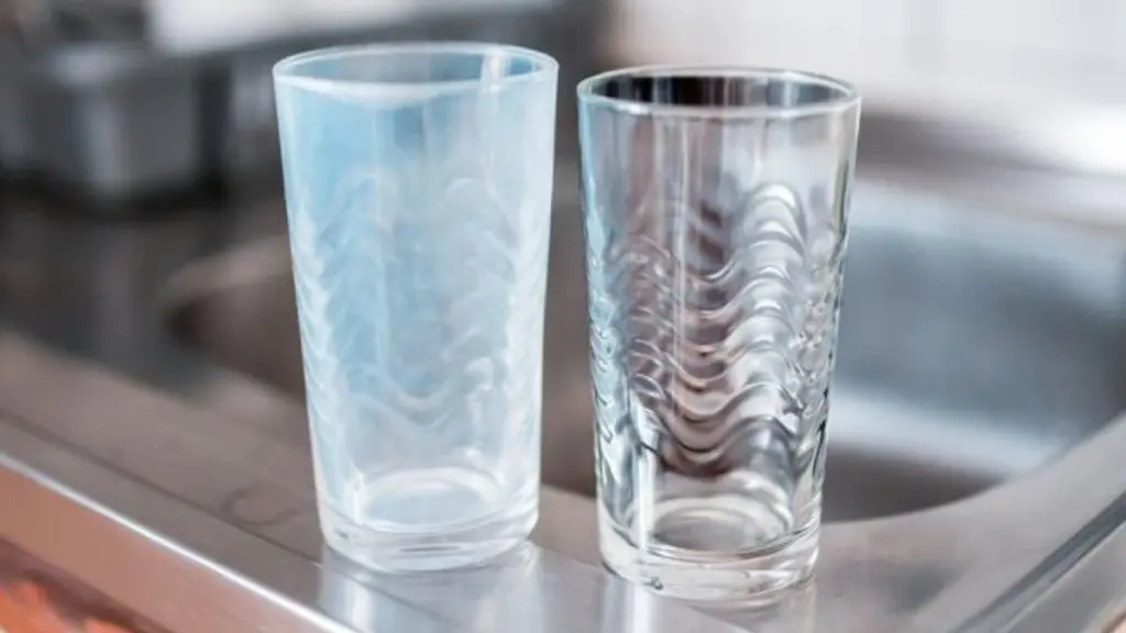 Cómo recuperar el brillo de los vasos opacos: trucos caseros efectivos con bicarbonato y vinagre