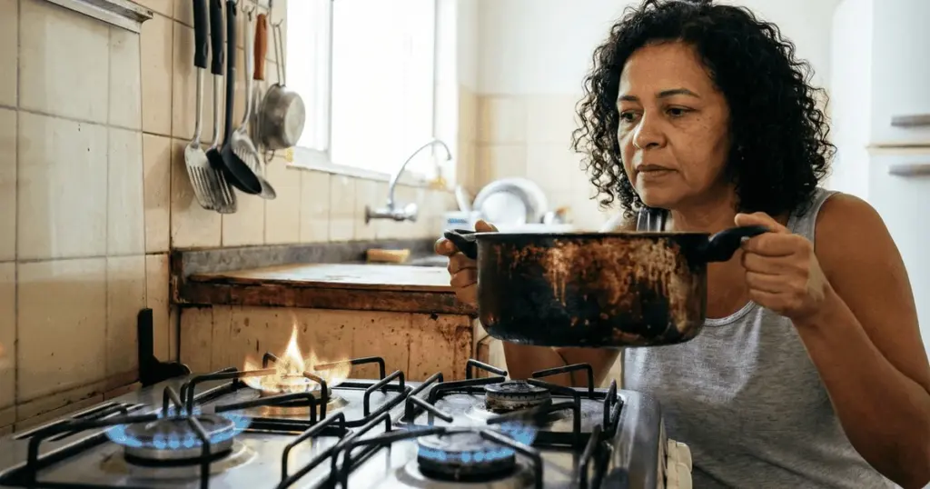 Cuando la llama de tu cocina se pone amarilla: la señal oculta que ensucia tus ollas