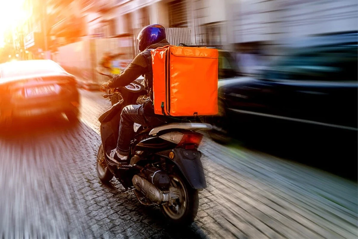 ¿Cuántas entregas debe hacer un repartidor al día para ganar el salario mínimo y cubrir los gastos de la moto? - image 1