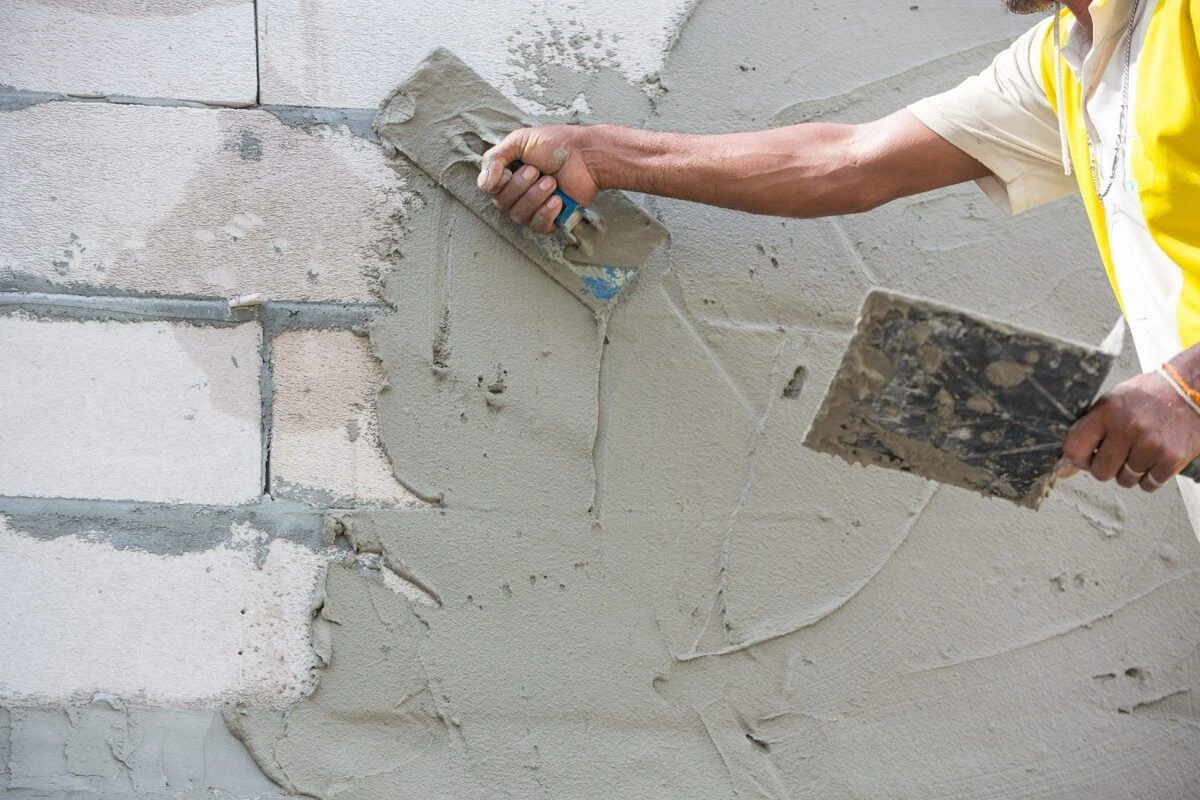 ¿Cuánto cobra un albañil experto en sanear y revocar paredes con filtraciones? - image 1