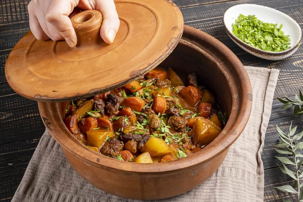 Curar la olla de barro con sal de grano evita químicos PFAS y ahorra gas - image 1