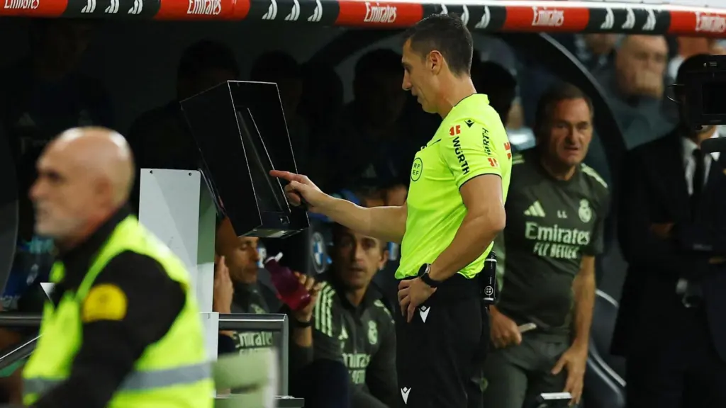 Soto Grado revisa una acción en el VAR durante El Clásico.